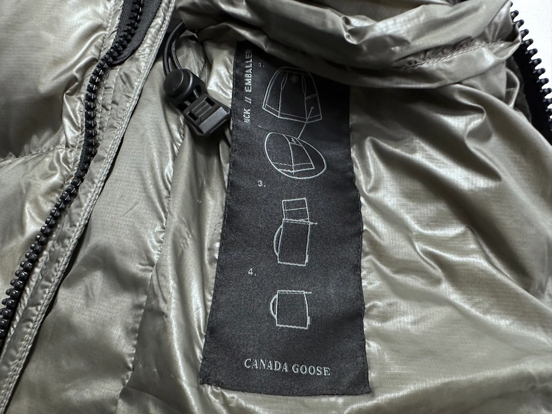 P560 [Canada Goose] Big Goose🦢Puff Down Vest has always been recognized as the warmest down jacket. Various Instagram celebrities, Internet celebrities, and celebrities often wear it for street photos. I make Canada Goose every year, but I still can't get rid of my love for it. No matter how cold the days are, there is no need to be afraid, because there is! Filled with 90% white duck down, it is the legendary warmest down jacket and is known as a must-have for Arctic outdoor sports! The most popular down jacket in the world, celebrities are rushing to buy it, it is a must-have! Size: XS-XL